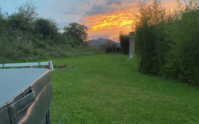 Évasion Romantique au Pays Basque : Jacuzzi Vue Montagnes